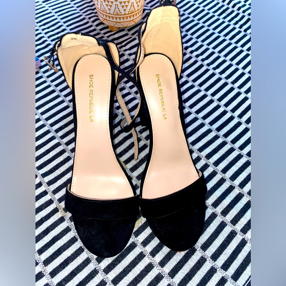 SHOE REPUBLIC LA Black Velvet open toe Strap 4in Heels size 9